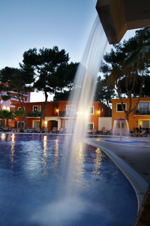 Indoor pool, seasonal outdoor pool, pool umbrellas, sun loungers