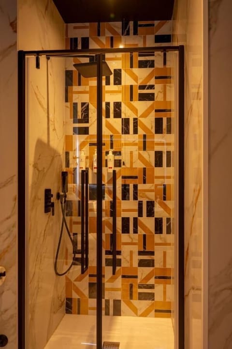 Luxury Room, Balcony | Bathroom | Shower, hair dryer, slippers, towels