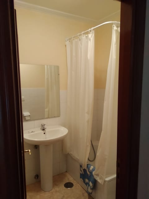 Double Room | Bathroom | Combined shower/tub, free toiletries, hair dryer, bidet