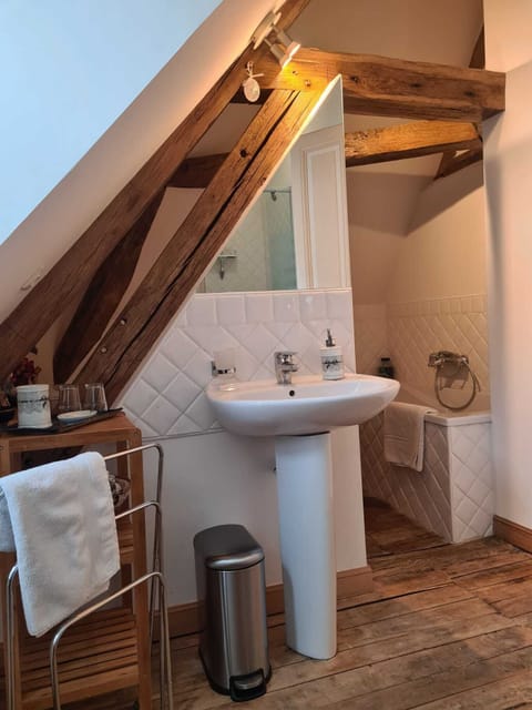 Superior Triple Room, Park View | Bathroom