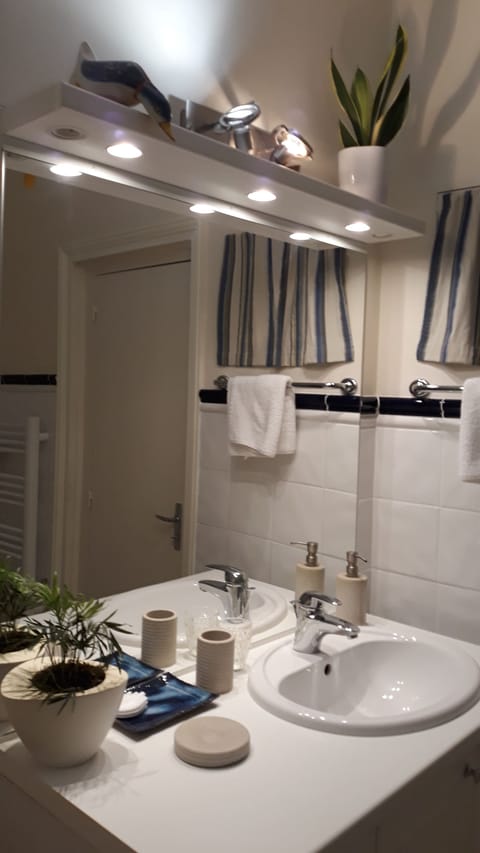 Deluxe Double Room, Garden View | Bathroom