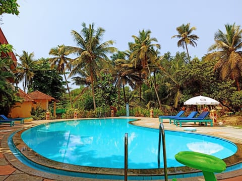 Outdoor pool, sun loungers