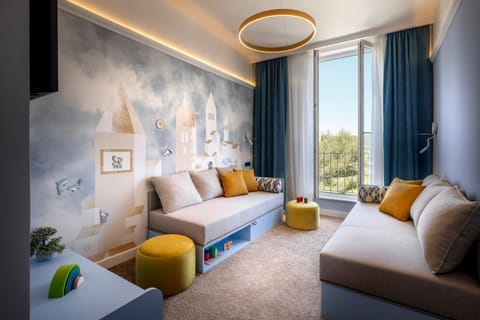 Room for 2+2 | Minibar, in-room safe, desk, free WiFi