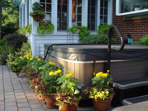 Outdoor spa tub