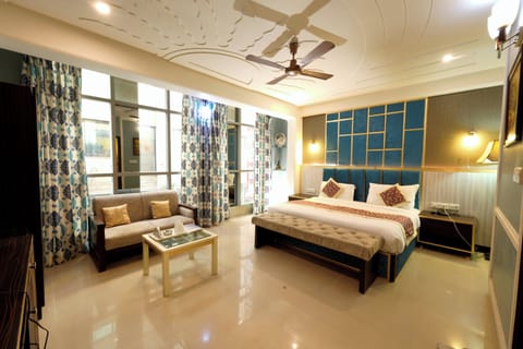 Family Room | In-room safe, desk, laptop workspace, soundproofing