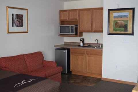 Room, 1 King Bed, Kitchenette | Private kitchenette | Fridge