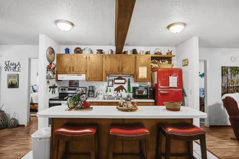 Cabin, 2 Bedrooms | Private kitchen | Oven, coffee/tea maker