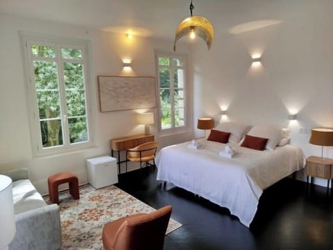 Superior Suite, Garden View | Champagne service