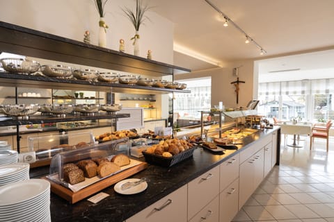 Buffet breakfast for a fee on weekends