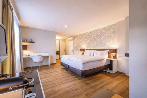 Junior Suite | Premium bedding, down comforters, pillowtop beds, minibar
