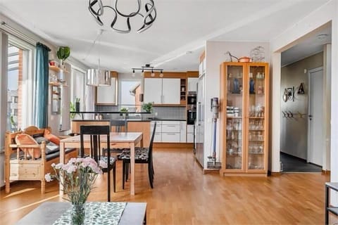 House, 5 Bedrooms, Balcony | Dining