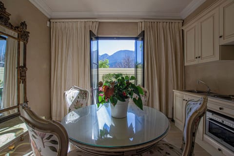 Romena Suite Double deluxe room | In-room dining