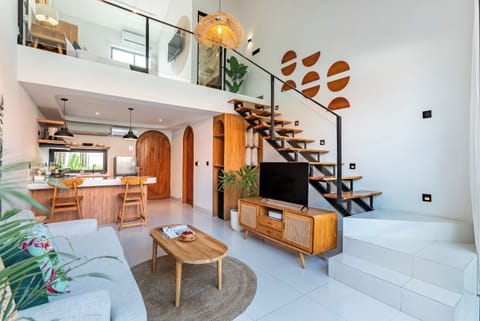 Deluxe Double Room, Garden View | Living area | 32-inch TV with digital channels