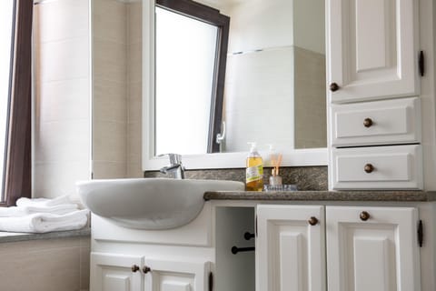 Quadruple Room | Bathroom | Shower, hair dryer, towels, soap