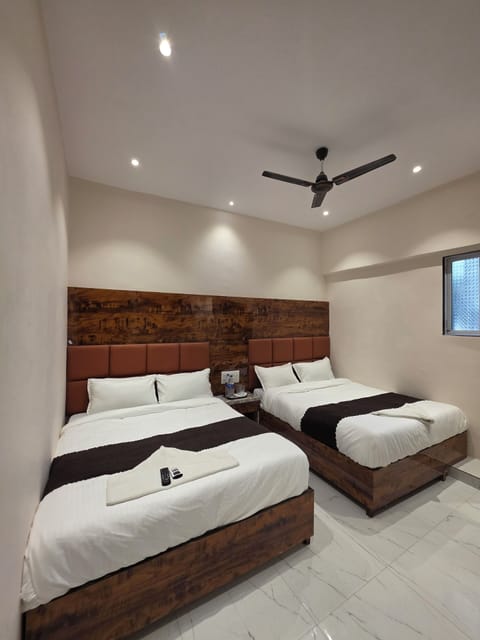 Deluxe Quadruple Room | Desk, laptop workspace, free WiFi, bed sheets