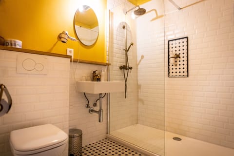 Shower, eco-friendly toiletries, hair dryer, towels