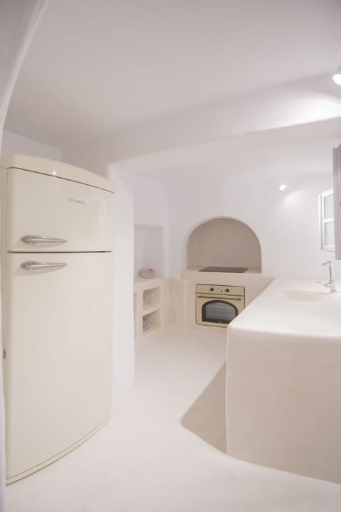 Premium Suite, 2 Bedrooms, Hot Tub, Caldera & Sea View | Private kitchenette