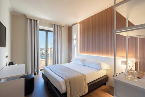 In-room safe, desk, soundproofing, bed sheets