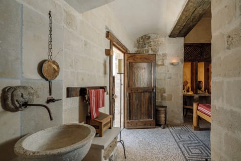 Magna Graecia Dwelling 16 - with view of the Sassi | Bathroom | Shower, hair dryer, slippers, bidet