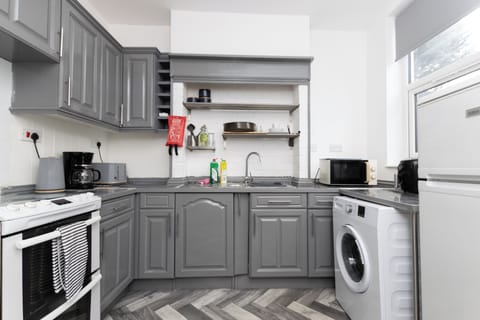 House | Private kitchen | Fridge, microwave, oven, stovetop