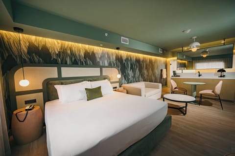 Deluxe Suite | Premium bedding, blackout drapes, iron/ironing board, free WiFi