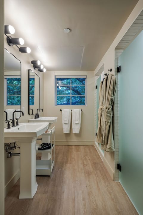 Comfort Suite | Bathroom | Shower, hair dryer, towels, soap