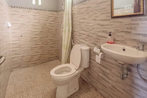 Basic Room, Shared Bathroom, Garden View | Bathroom