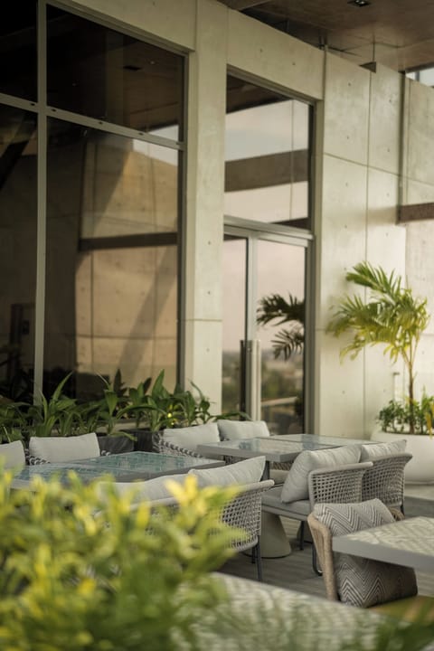 Breakfast, lunch, dinner and brunch served