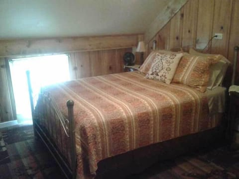 Standard Room, 1 Queen Bed, Private Bathroom (Interlaken Room) | Free WiFi