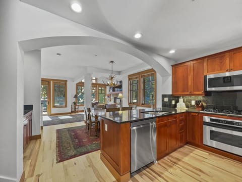 Townhome, 4 Bedrooms | Private kitchen | Fridge, oven, coffee/tea maker, toaster