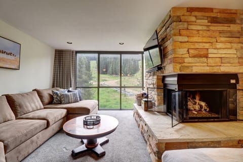 Condo, 1 Bedroom | Living area