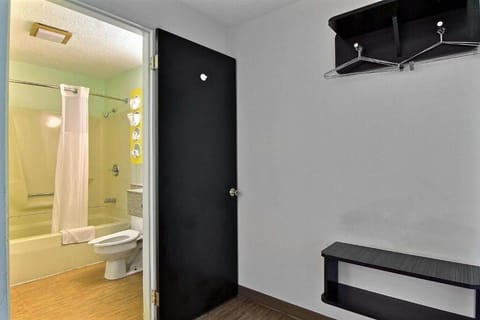 Deluxe Room, 1 King Bed, Non Smoking | Free WiFi, bed sheets