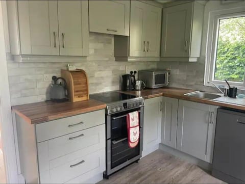 House | Private kitchen | Fridge, microwave, oven, stovetop