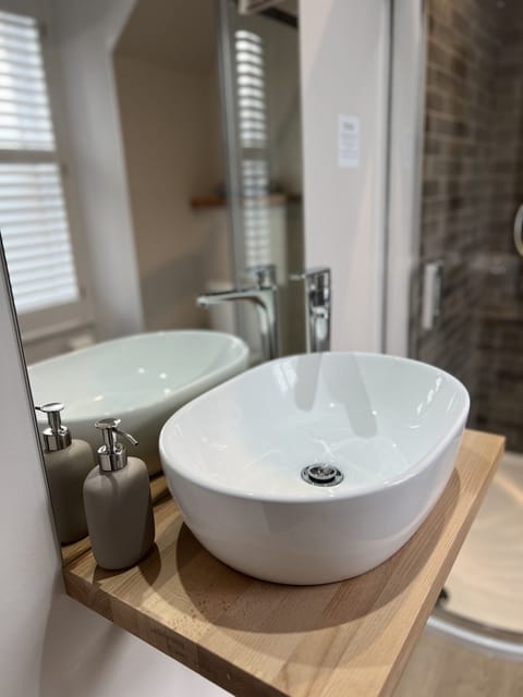 Superior Double Room, Ensuite | Bathroom | Shower, hair dryer, towels, soap