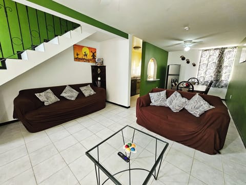 Basic House, Patio | Living area