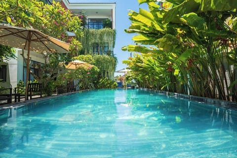 Outdoor pool, pool umbrellas, sun loungers