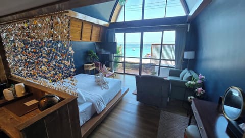 Royal Suite With Sea View | Desk, WiFi (free), bed sheets