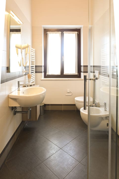 Shower, free toiletries, hair dryer, bidet