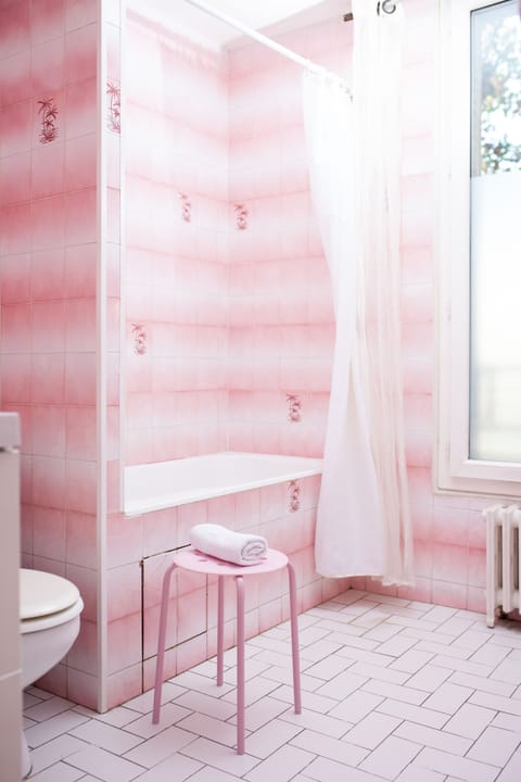 Superior Double Room | Bathroom | Free toiletries, hair dryer, towels