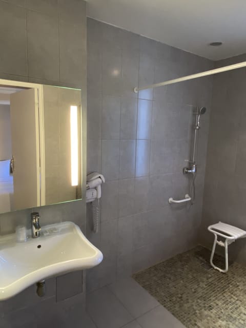Superior Double Room, Accessible | Bathroom | Free toiletries, hair dryer, towels
