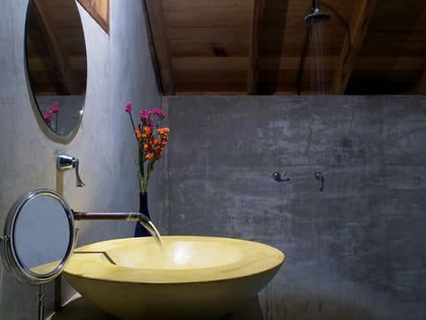 Cabin, 1 King size bed, with partial ocean view (Room 60 degrees) | Bathroom | Free toiletries, towels, soap, shampoo