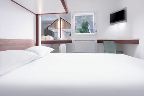 Desk, laptop workspace, free WiFi, bed sheets