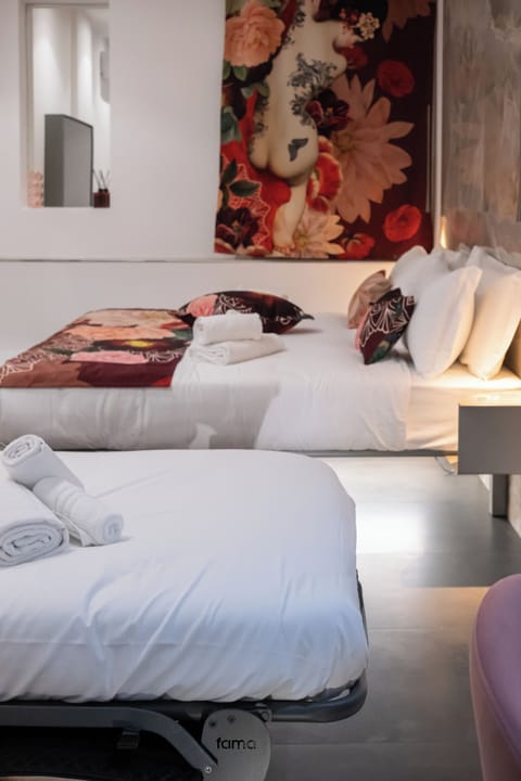 Room | Minibar, in-room safe, individually decorated, individually furnished