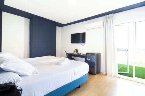 Desk, soundproofing, free WiFi, bed sheets