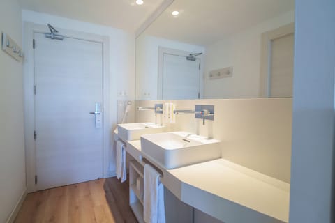 Shower, rainfall showerhead, free toiletries, hair dryer