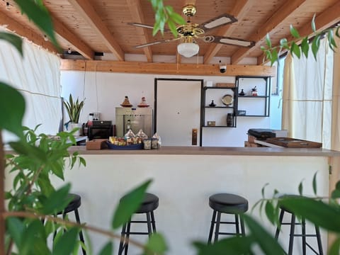 Serves breakfast, lunch, and dinner