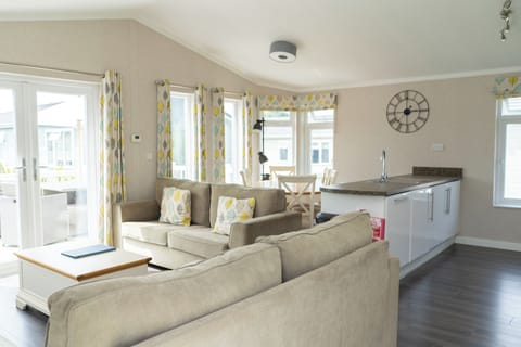 32-inch flat-screen TV with cable channels, TV