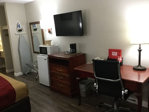 Standard Room, 2 Queen Beds, Non Smoking | Room amenity