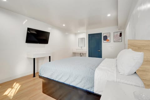 Deluxe Double Room, Non Smoking | Desk, laptop workspace, free WiFi, bed sheets