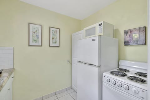 Studio, 1 Queen Bed with Sofa bed | Private kitchen | Microwave, coffee/tea maker, freezer